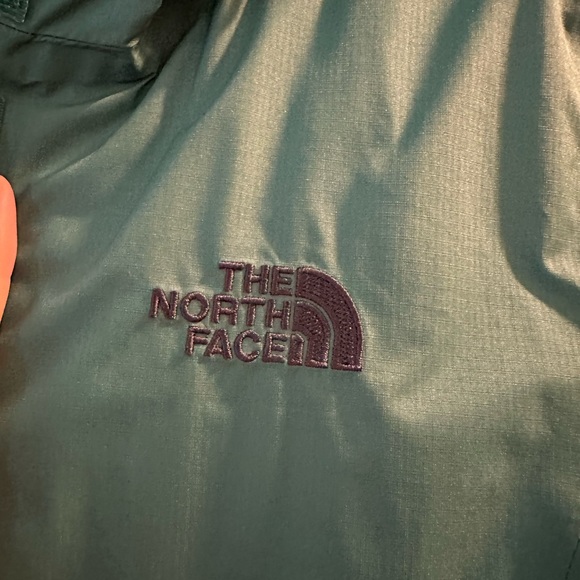 The North Face women’s windbreaker in green - Picture 5 of 9
